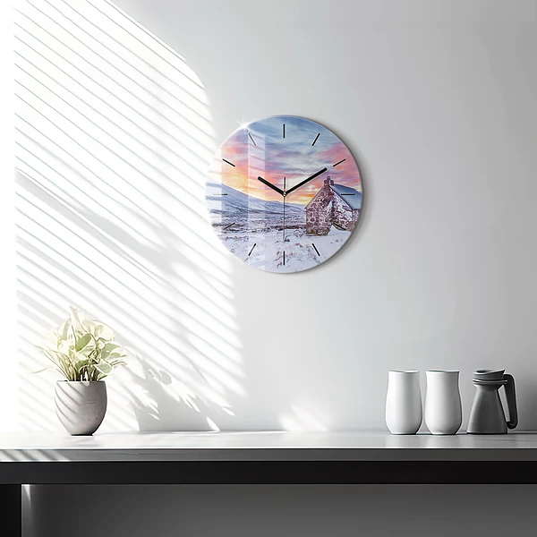 Wanduhr rund Hütte in den Bergen