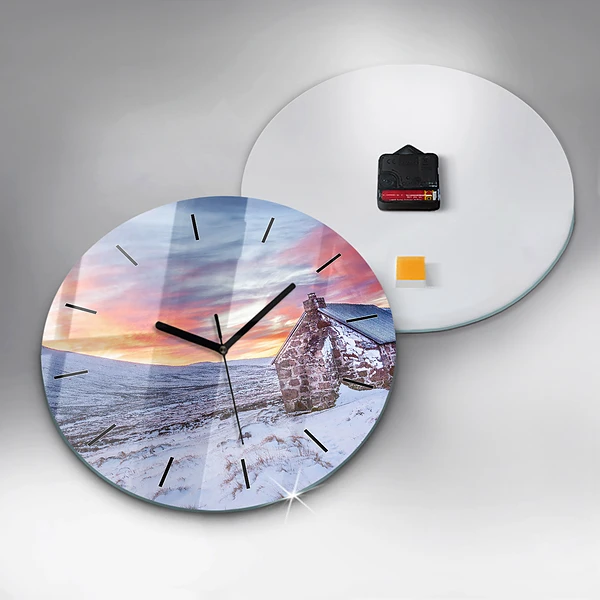 Wanduhr rund Hütte in den Bergen