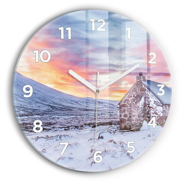 Wanduhr rund Hütte in den Bergen