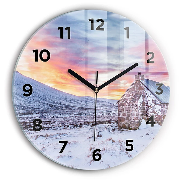 Wanduhr rund Hütte in den Bergen