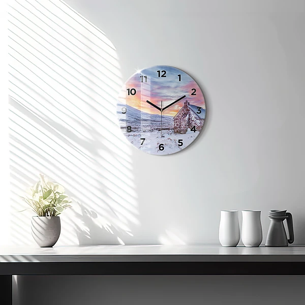 Wanduhr rund Hütte in den Bergen