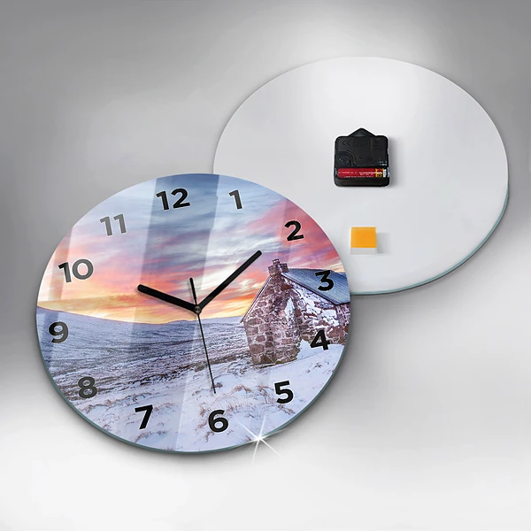 Wanduhr rund Hütte in den Bergen