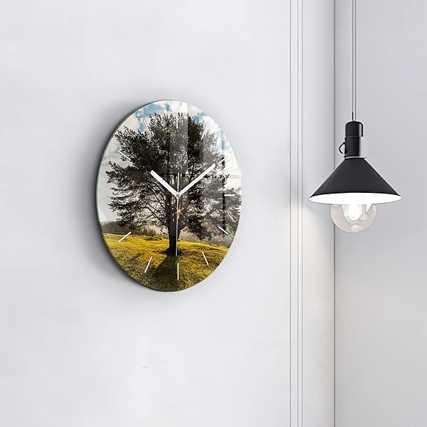 Wanduhr rund mit motiv Baum auf einem Hügel