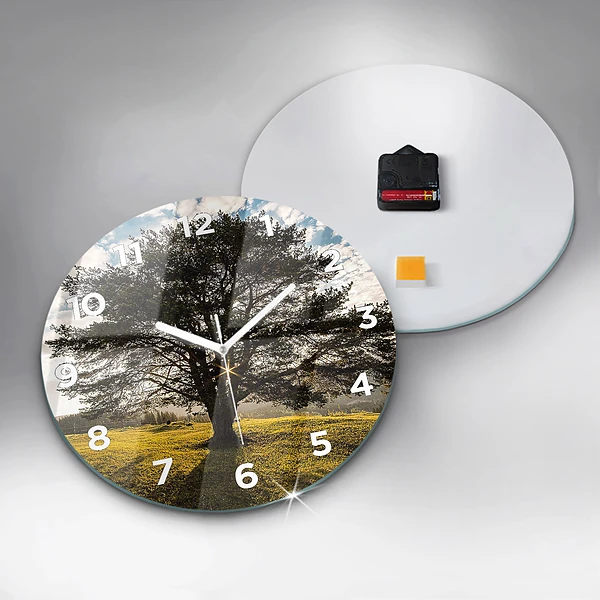 Wanduhr rund mit motiv Baum auf einem Hügel