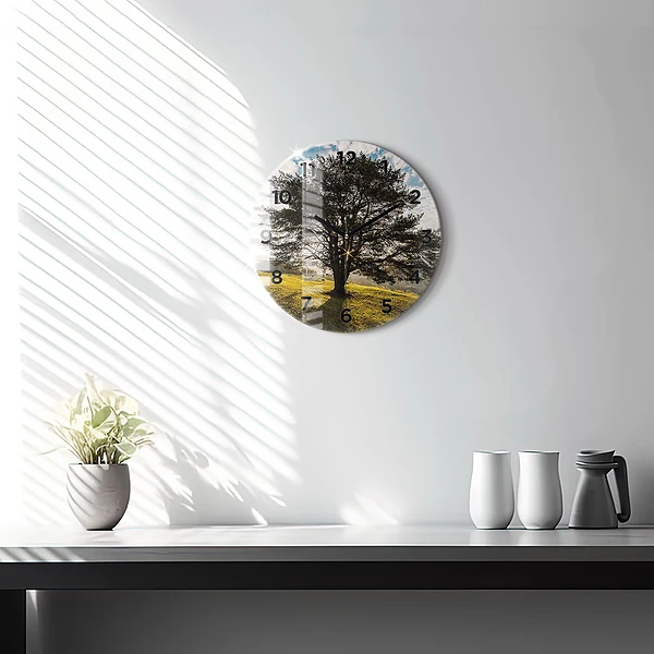 Wanduhr rund mit motiv Baum auf einem Hügel