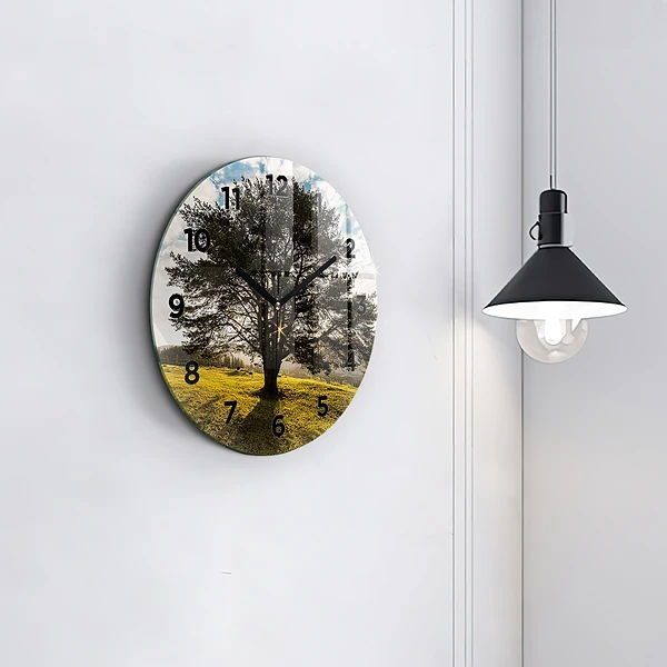 Wanduhr rund mit motiv Baum auf einem Hügel