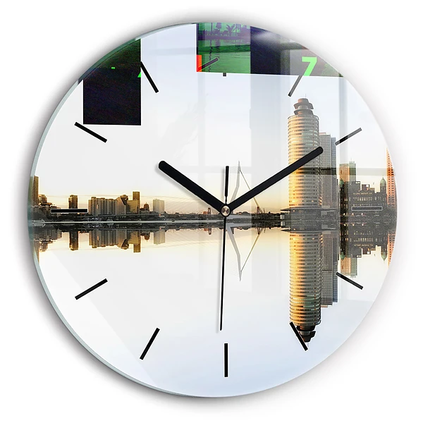 Wanduhr rund Stadt am Fluss
