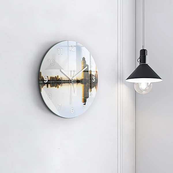 Wanduhr rund Stadt am Fluss