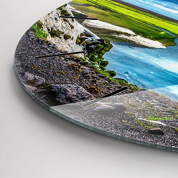 Wanduhr rund Wasserfall in Island