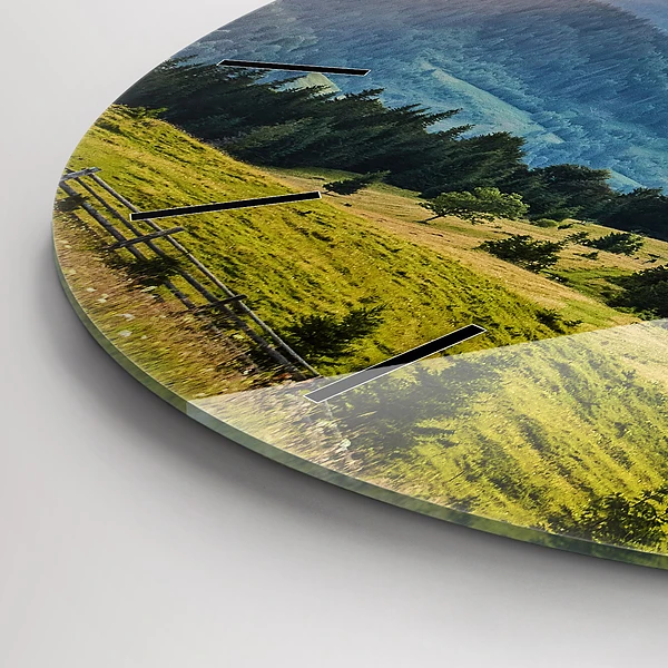 Wanduhr rund Landschaft mit Wäldern