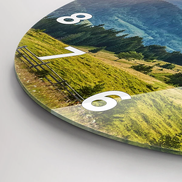 Wanduhr rund Landschaft mit Wäldern
