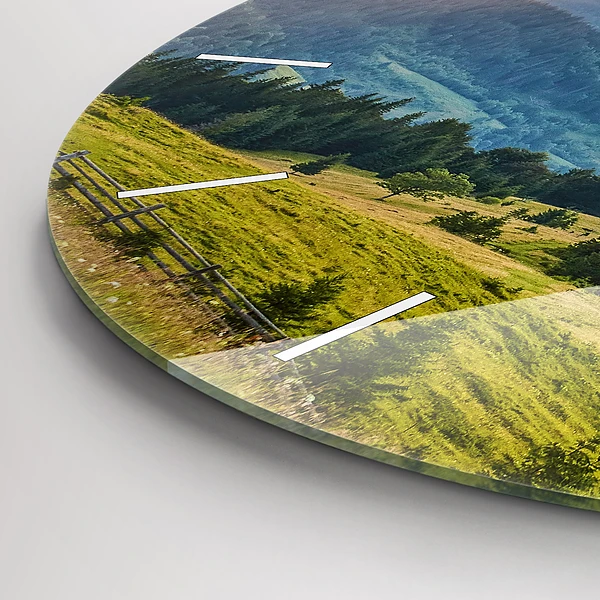 Wanduhr rund Landschaft mit Wäldern