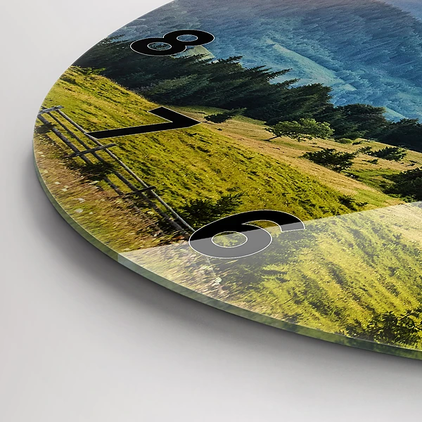Wanduhr rund Landschaft mit Wäldern