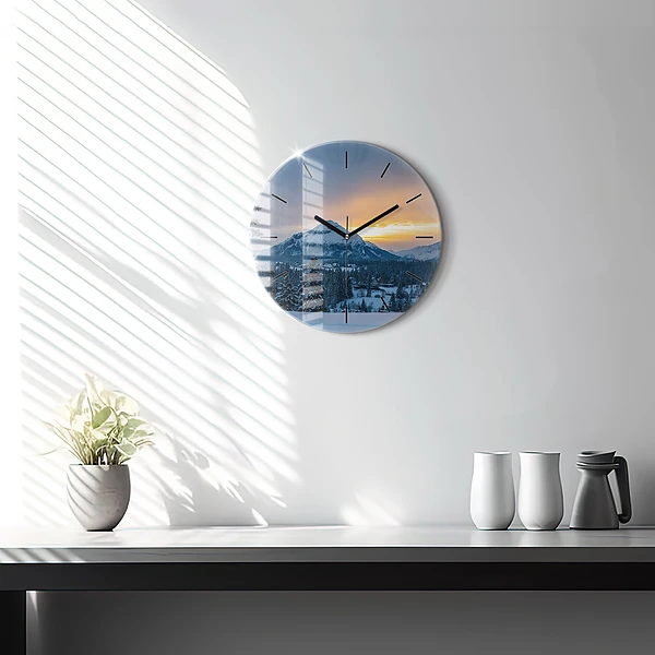 Wanduhr rund Berglandschaft