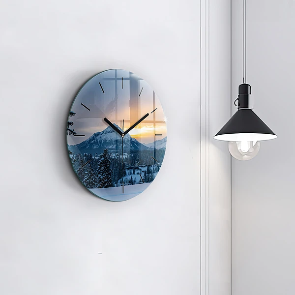 Wanduhr rund Berglandschaft