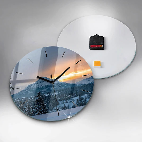 Wanduhr rund Berglandschaft