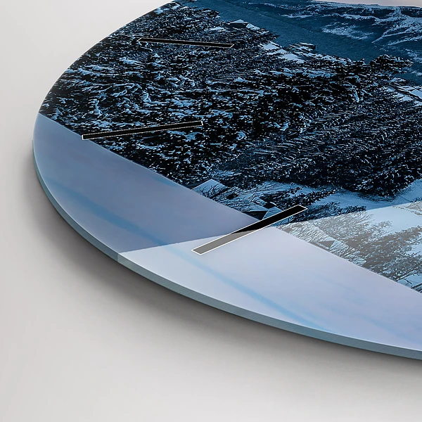 Wanduhr rund Berglandschaft