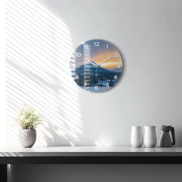 Wanduhr rund Berglandschaft