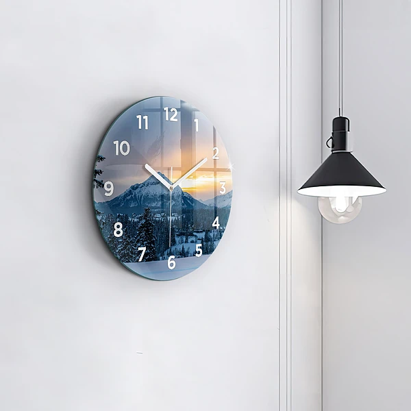 Wanduhr rund Berglandschaft