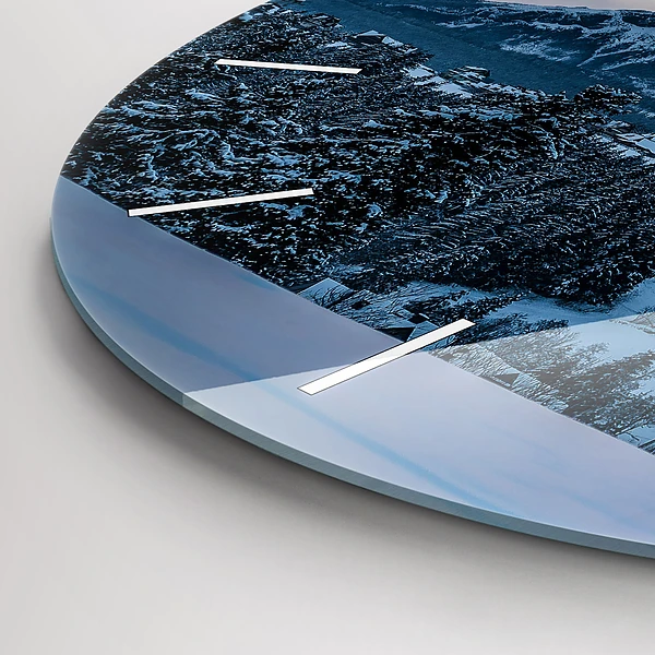Wanduhr rund Berglandschaft