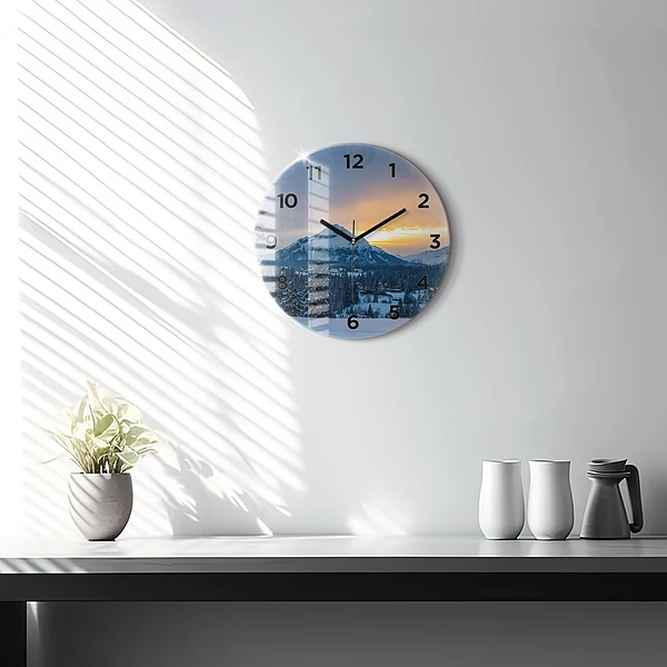 Wanduhr rund Berglandschaft