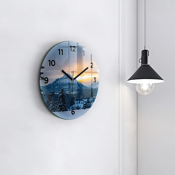 Wanduhr rund Berglandschaft