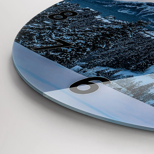 Wanduhr rund Berglandschaft
