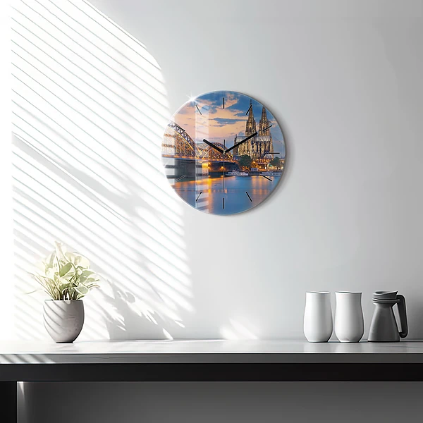 Wanduhr rund Ansicht des Rathauses