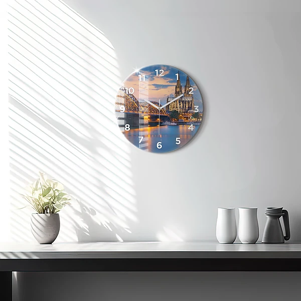 Wanduhr rund Ansicht des Rathauses