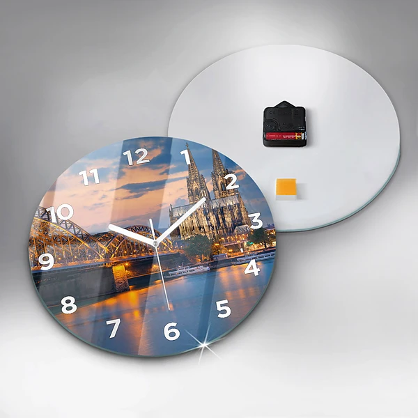 Wanduhr rund Ansicht des Rathauses