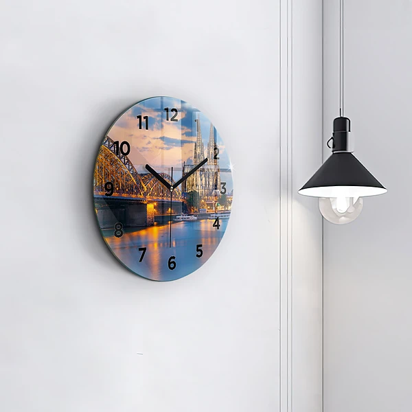 Wanduhr rund Ansicht des Rathauses