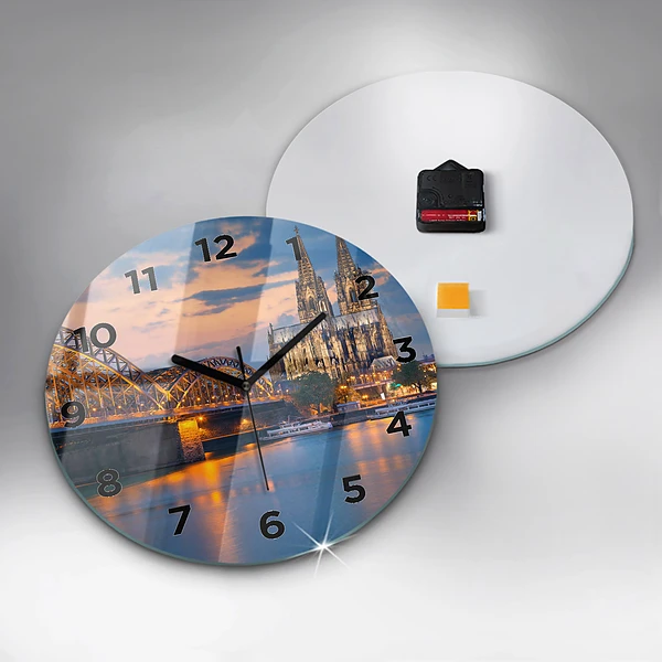 Wanduhr rund Ansicht des Rathauses