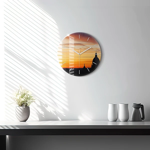 Wanduhr rund Gebäude und Sonnenuntergang