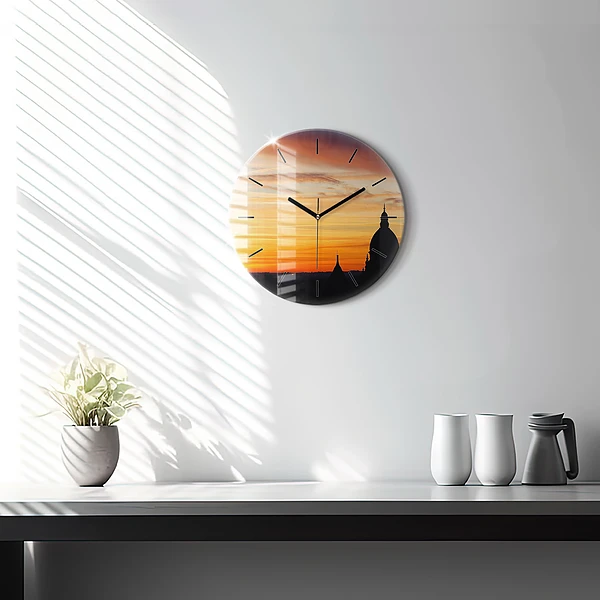 Wanduhr rund Gebäude und Sonnenuntergang