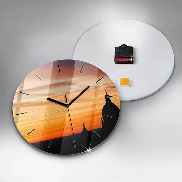 Wanduhr rund Gebäude und Sonnenuntergang