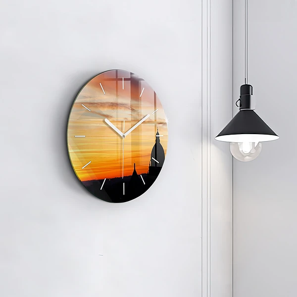 Wanduhr rund Gebäude und Sonnenuntergang