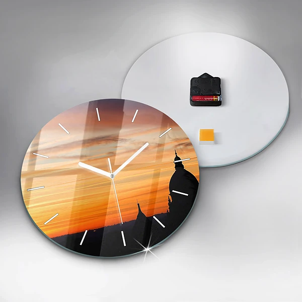Wanduhr rund Gebäude und Sonnenuntergang