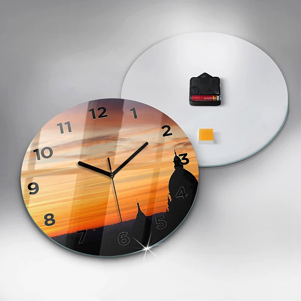 Wanduhr rund Gebäude und Sonnenuntergang
