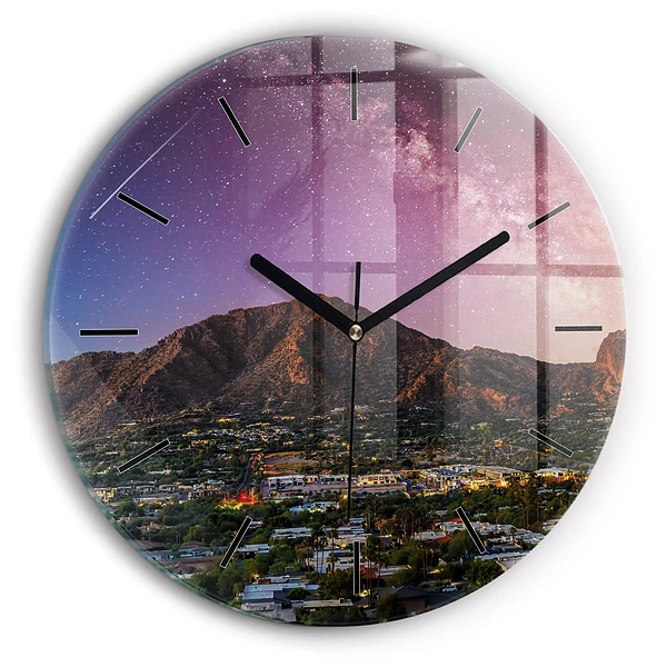 Wanduhr rund Berglandschaft