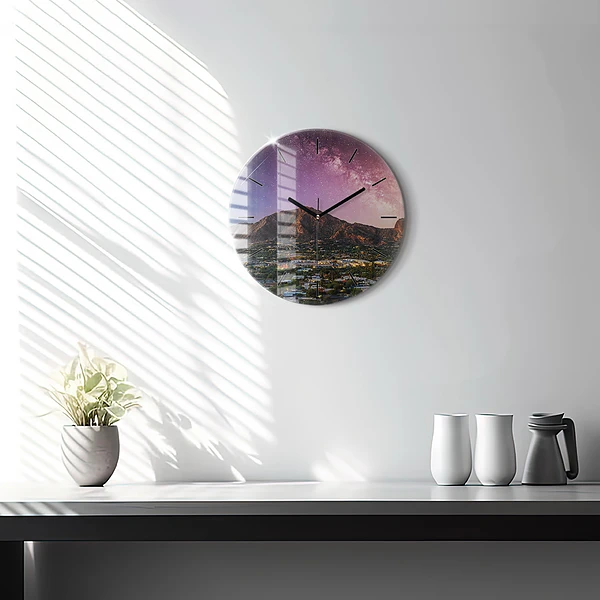 Wanduhr rund Berglandschaft