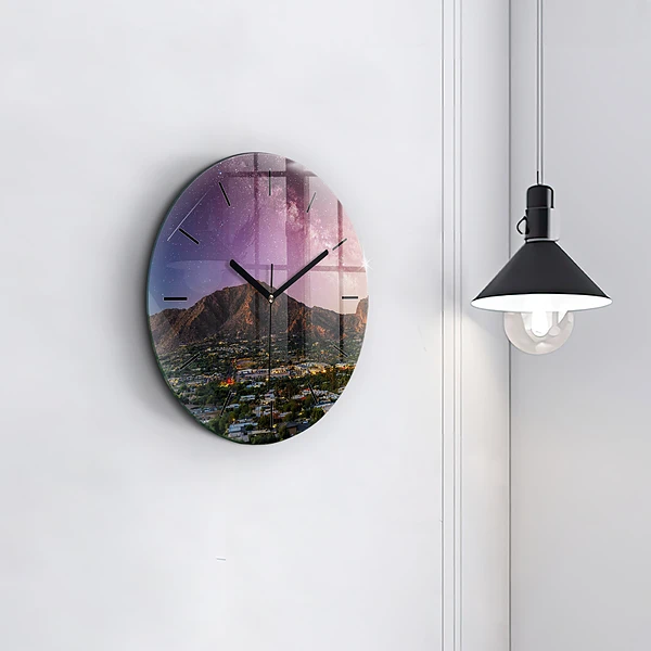Wanduhr rund Berglandschaft