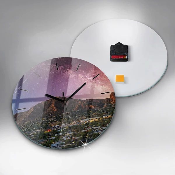 Wanduhr rund Berglandschaft