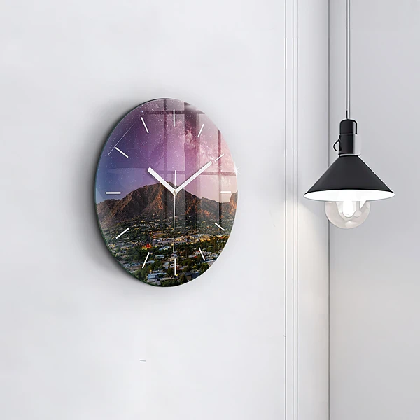 Wanduhr rund Berglandschaft