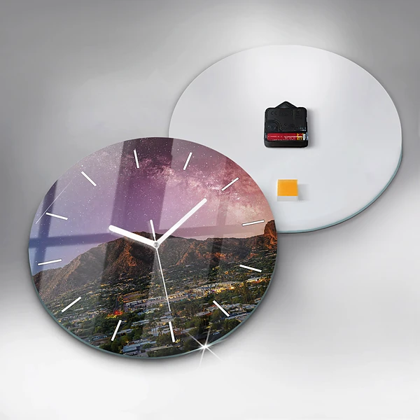 Wanduhr rund Berglandschaft