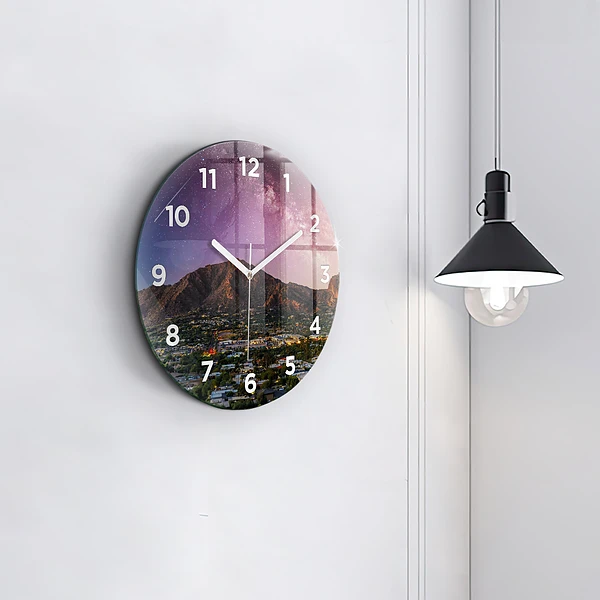 Wanduhr rund Berglandschaft