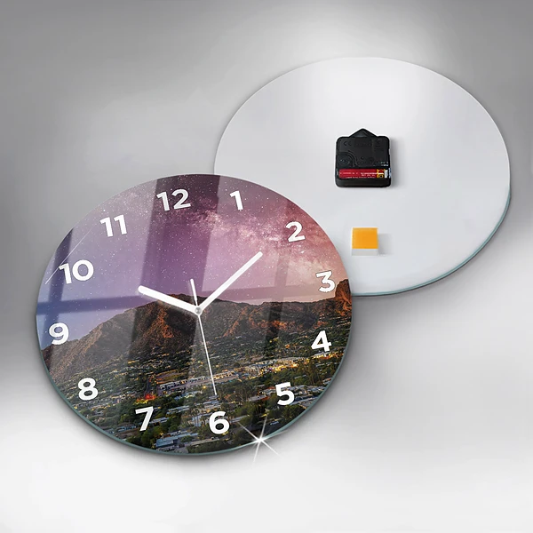 Wanduhr rund Berglandschaft