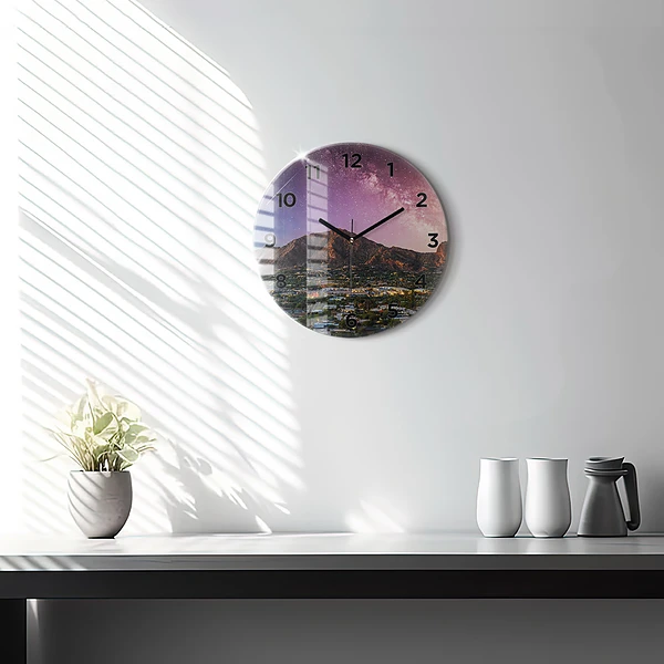 Wanduhr rund Berglandschaft