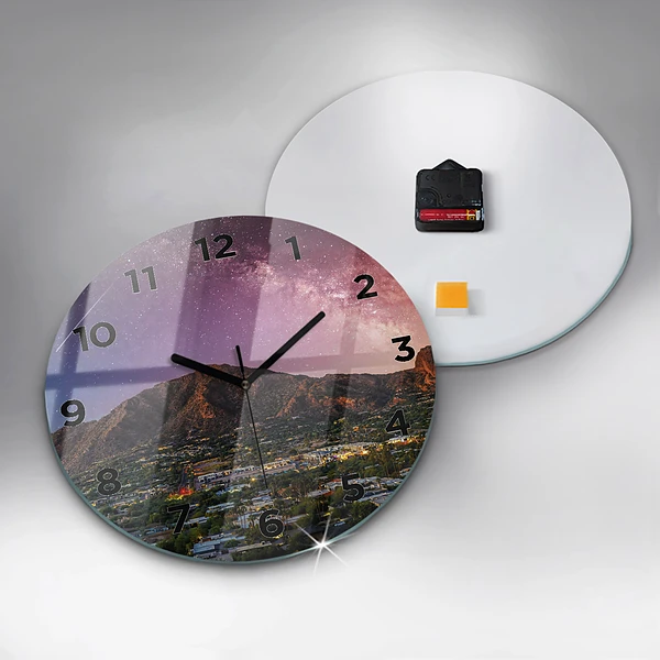 Wanduhr rund Berglandschaft