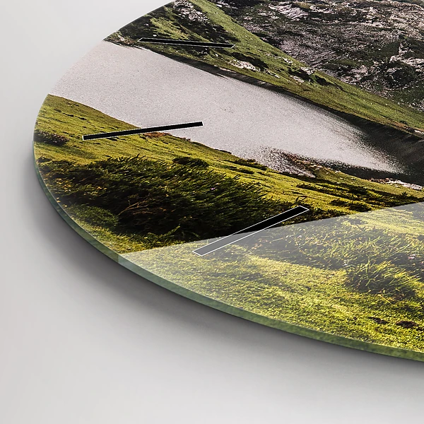 Wanduhr rund mit motiv See und Berge in den Pyrenäen
