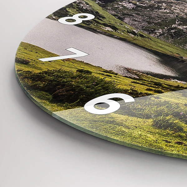 Wanduhr rund mit motiv See und Berge in den Pyrenäen
